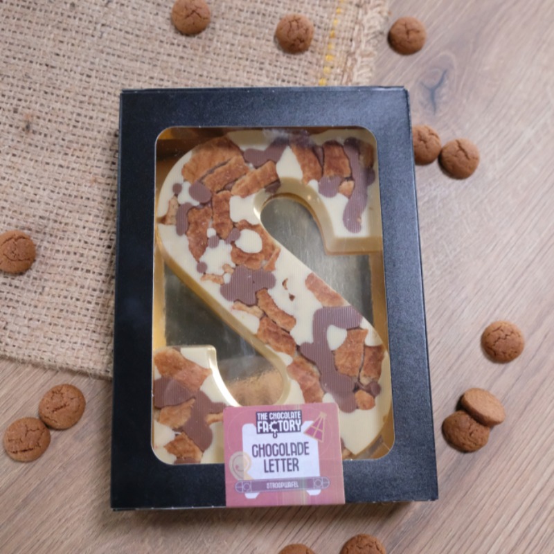 Letter wit stroopwafel